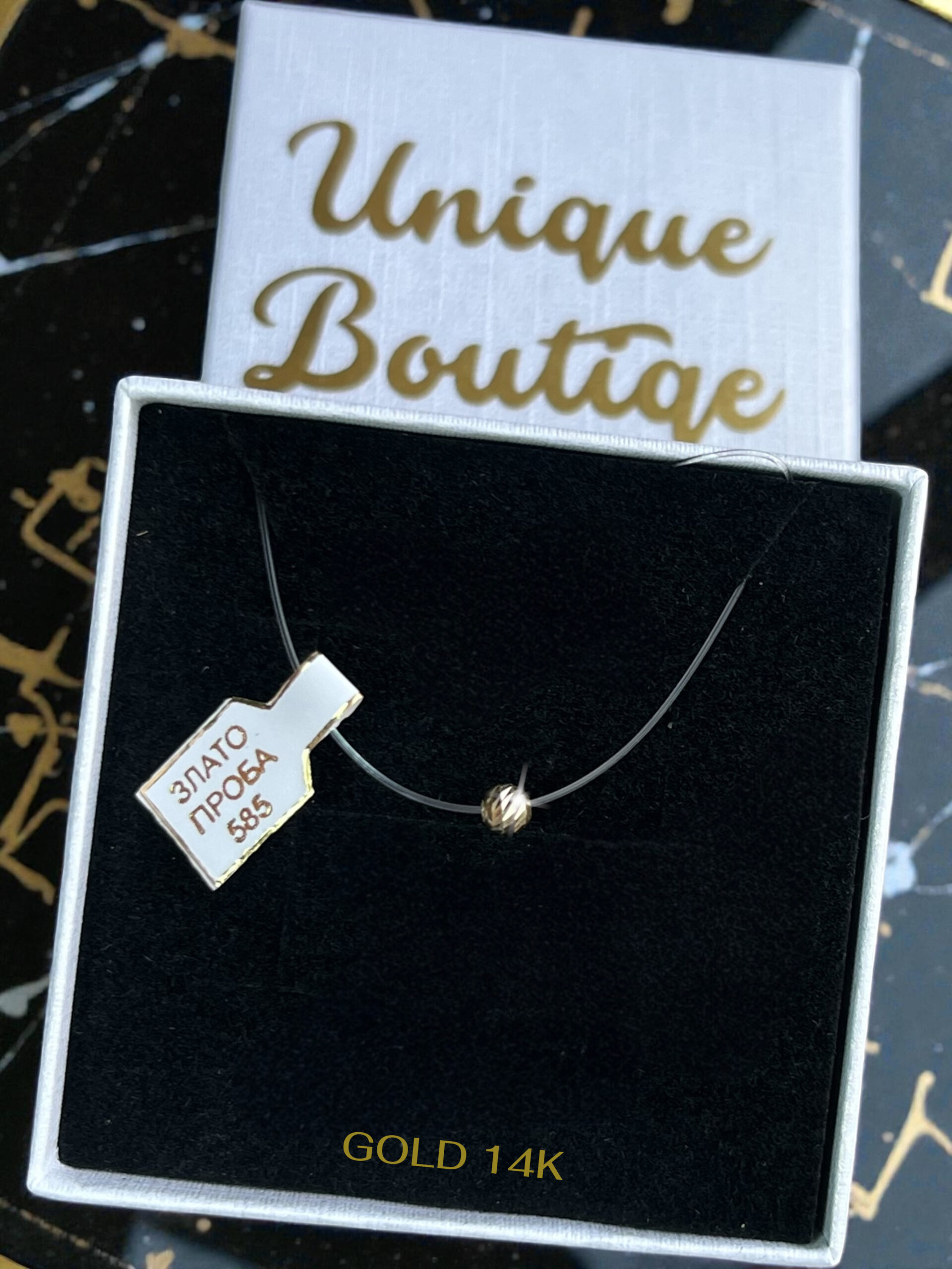 Колие със златно топче и златна закопчалка